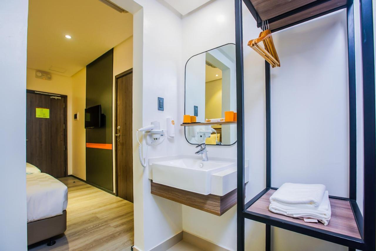 Go Hotels Plus Naga Exterior foto